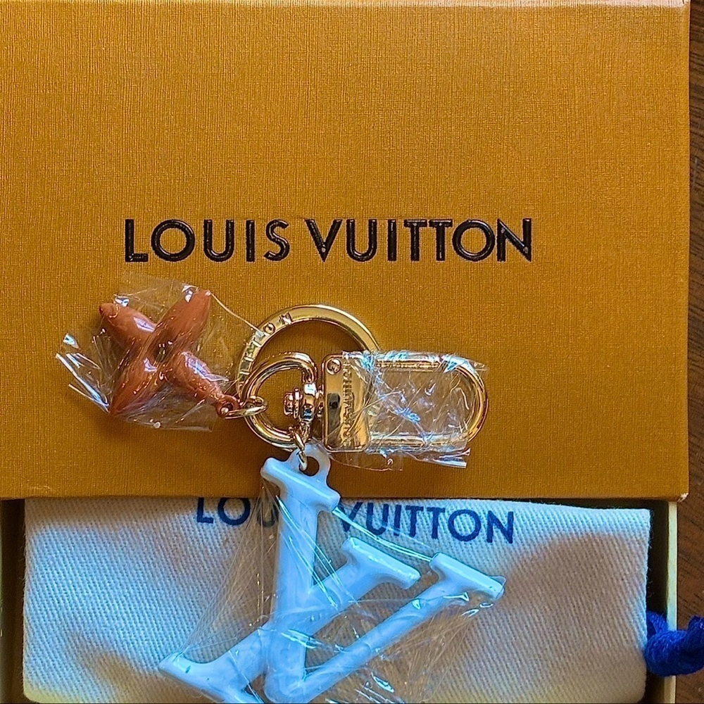 LUXURY KEY RING POP FLOWER BAG CHARM NEW WITH BOX AND DUSTBAG IN LOVELY WHITE